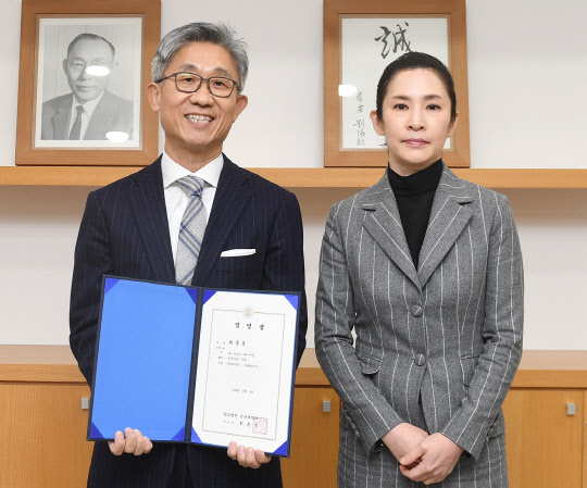 학교법인 건국대학교가 최종문 전 파라다이스 인터내셔널 대표를 클래식 500의 신임 사장으로 선임했다. 최 사장은 파라다이스 동경사무소장과 파라다이스 인터내셔널 기획·관리부장을 거쳐 최근까지 파라다이스 인터내셔널 대표이사 및 제주 그랜드 부사장을 역임했다. 최종문 신임 사장(왼쪽)이 임명장 수여식이 끝난 뒤 유자은 건국대 이사장과 기념촬영을 하고 있다. 더 클래식 500 제공